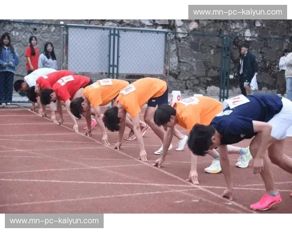 田径精华集锦：穿越风雨的赛场纪念